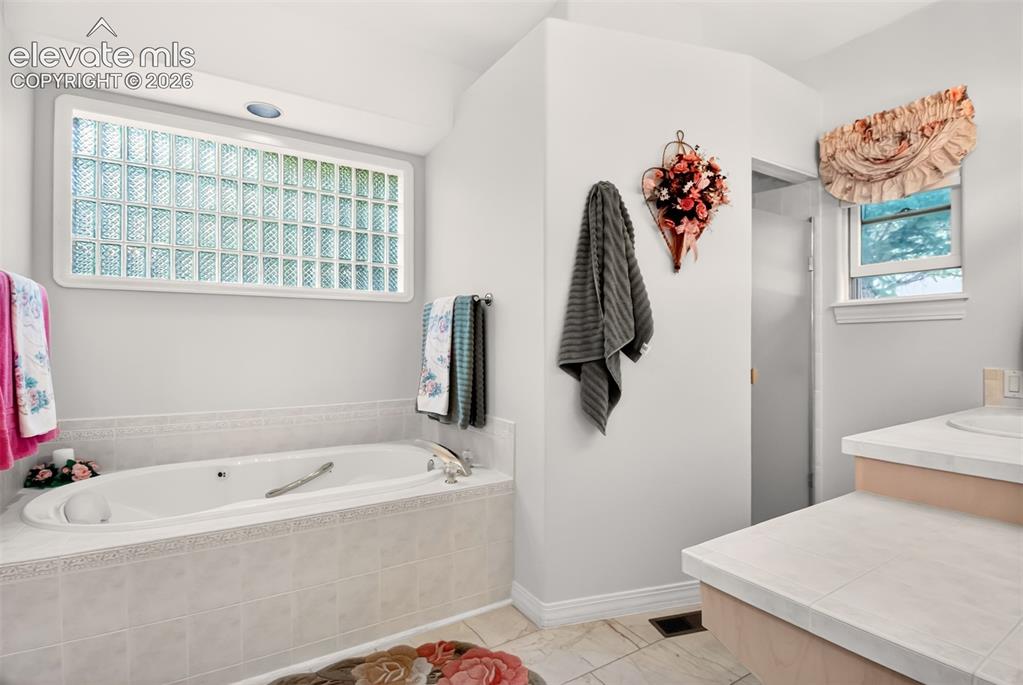 Image 17 of 48: Bathroom