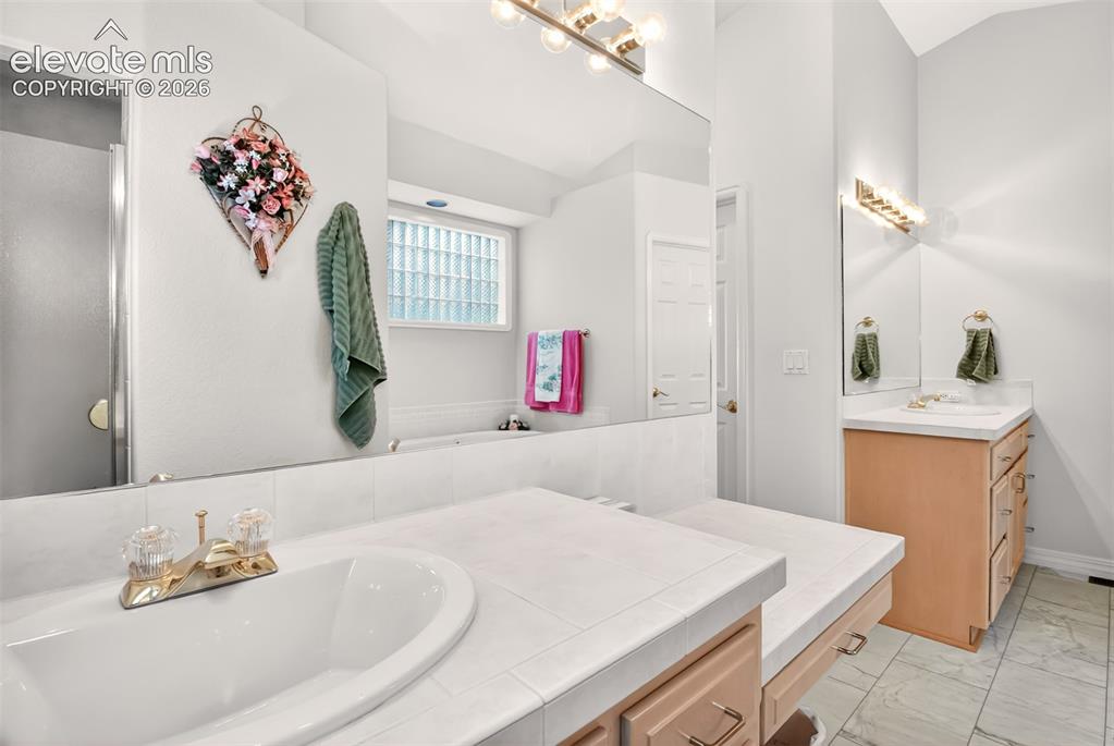 Image 18 of 48: Bathroom