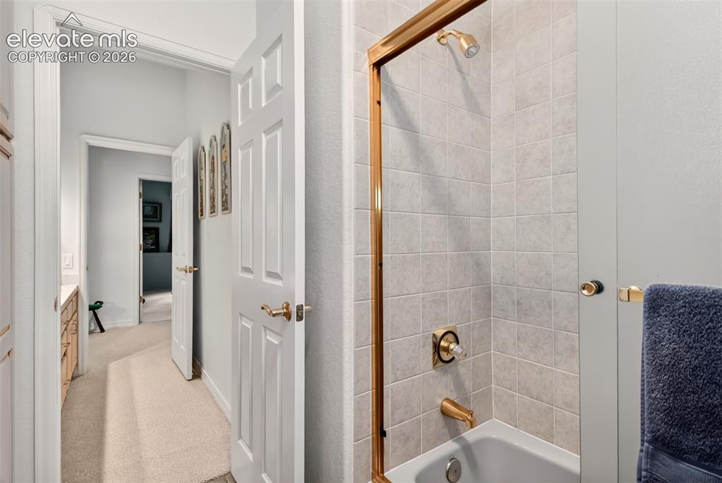 Image 39 of 48: Bathroom