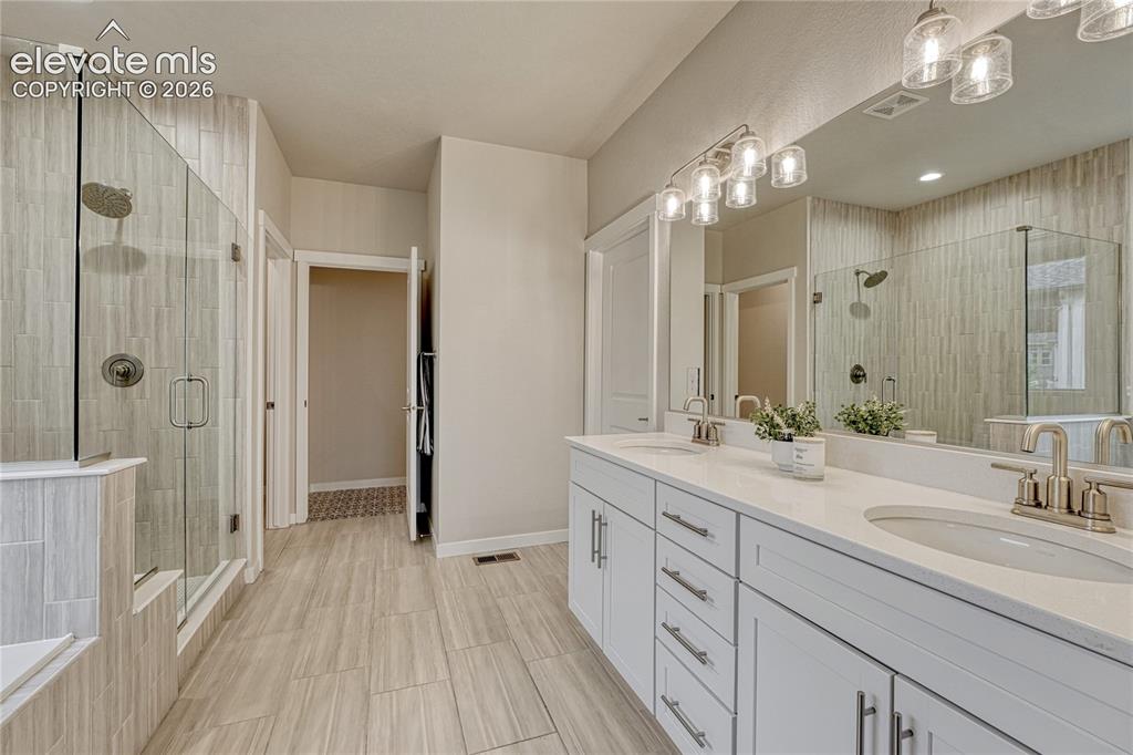 Image 20 of 41: ...adjoining primary bath. 