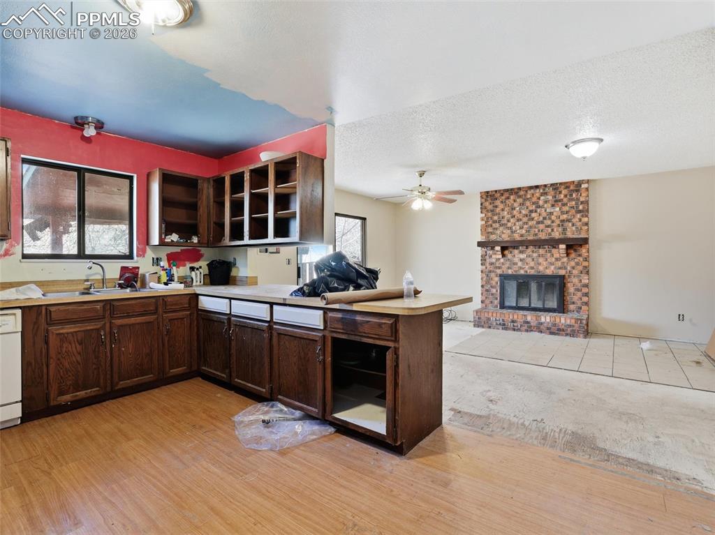 Image 12 of 37: Kitchen