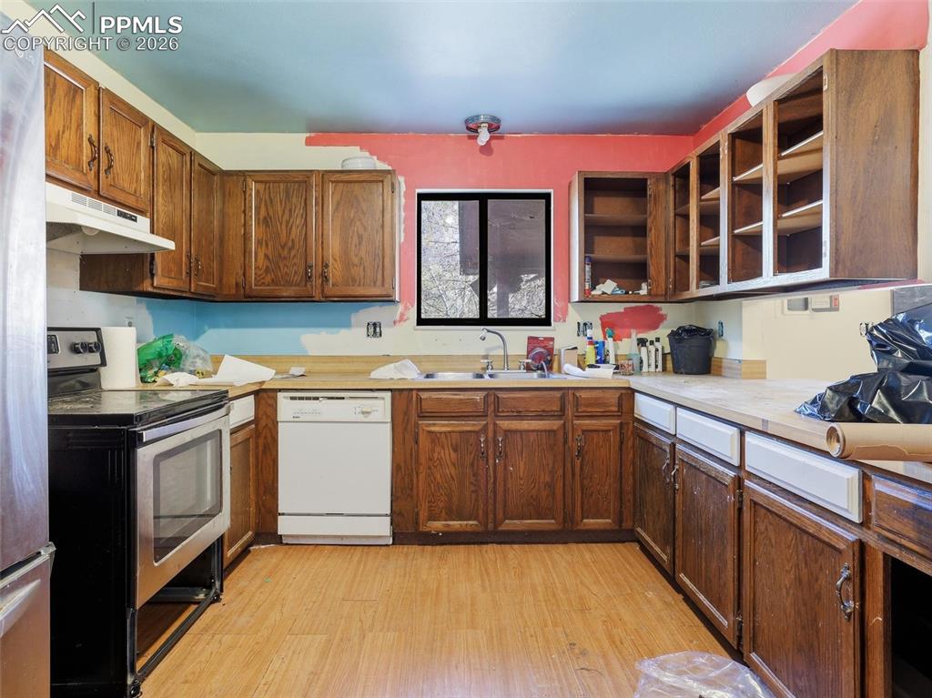 Image 13 of 37: Kitchen