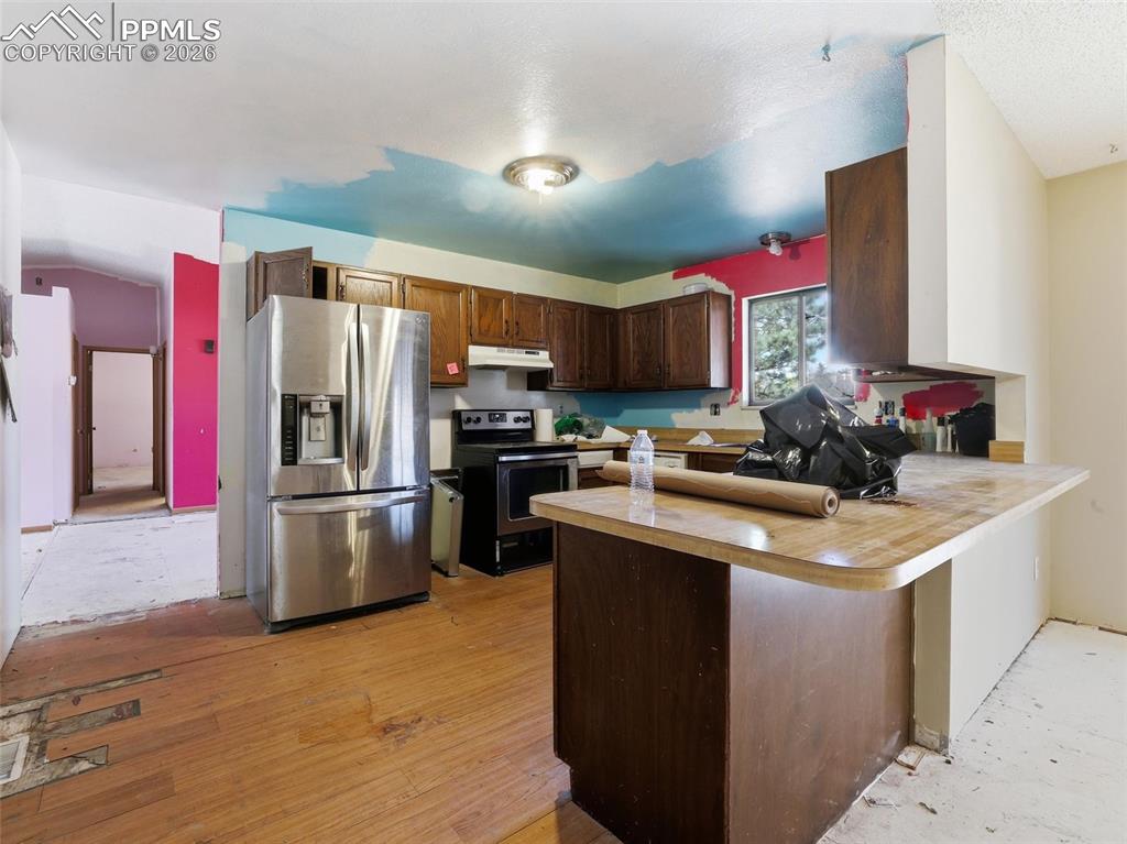 Image 15 of 37: Kitchen