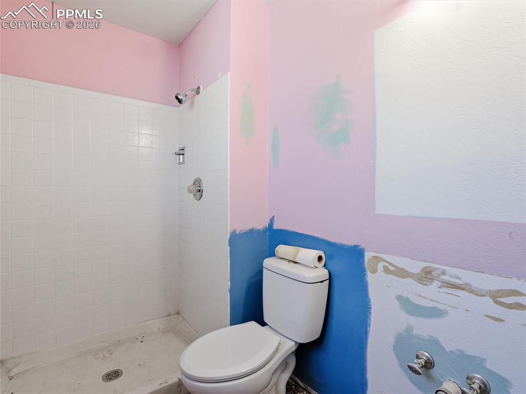 Image 25 of 37: Bathroom