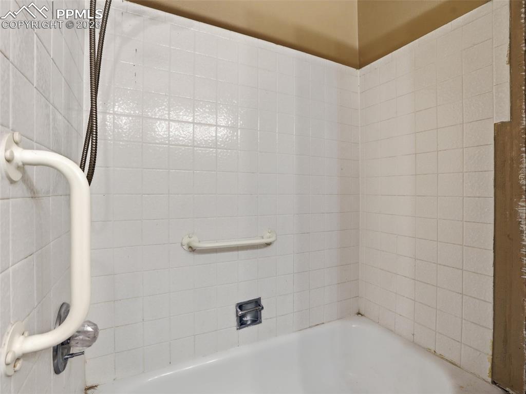 Image 28 of 37: Bathroom