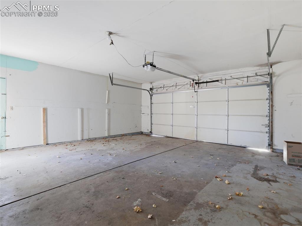 Image 30 of 37: Garage