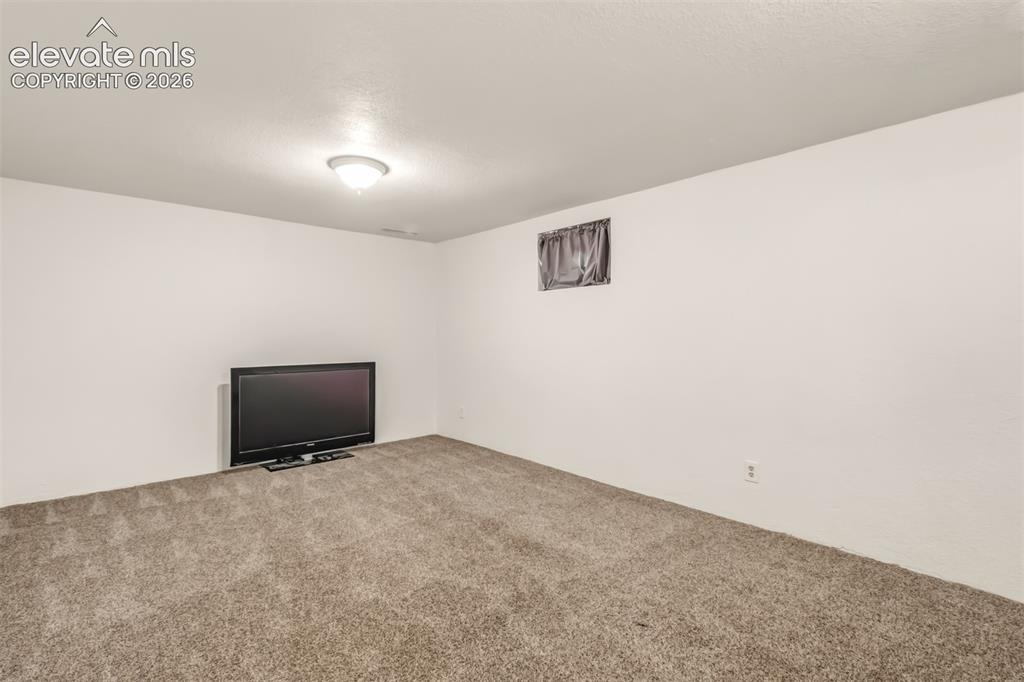 Image 17 of 31: Family Room