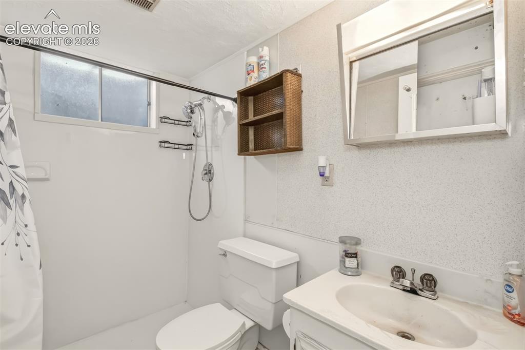 Image 23 of 31: Bathroom