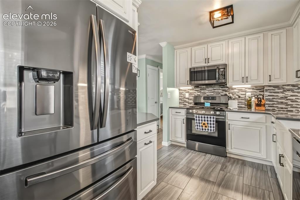 Image 7 of 31: Kitchen