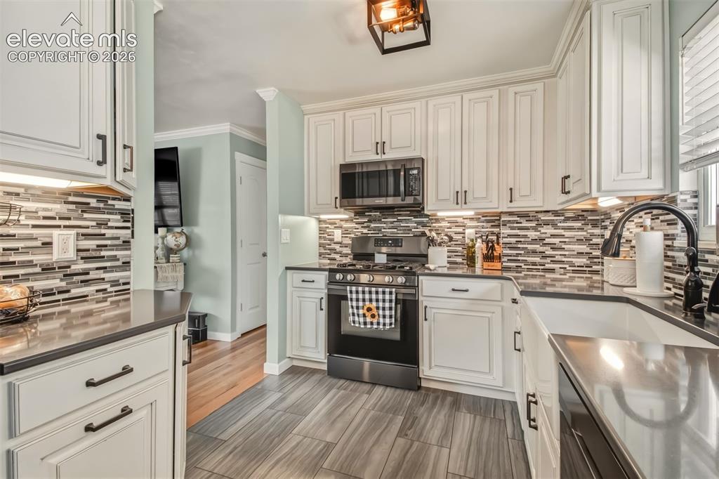 Image 8 of 31: Kitchen