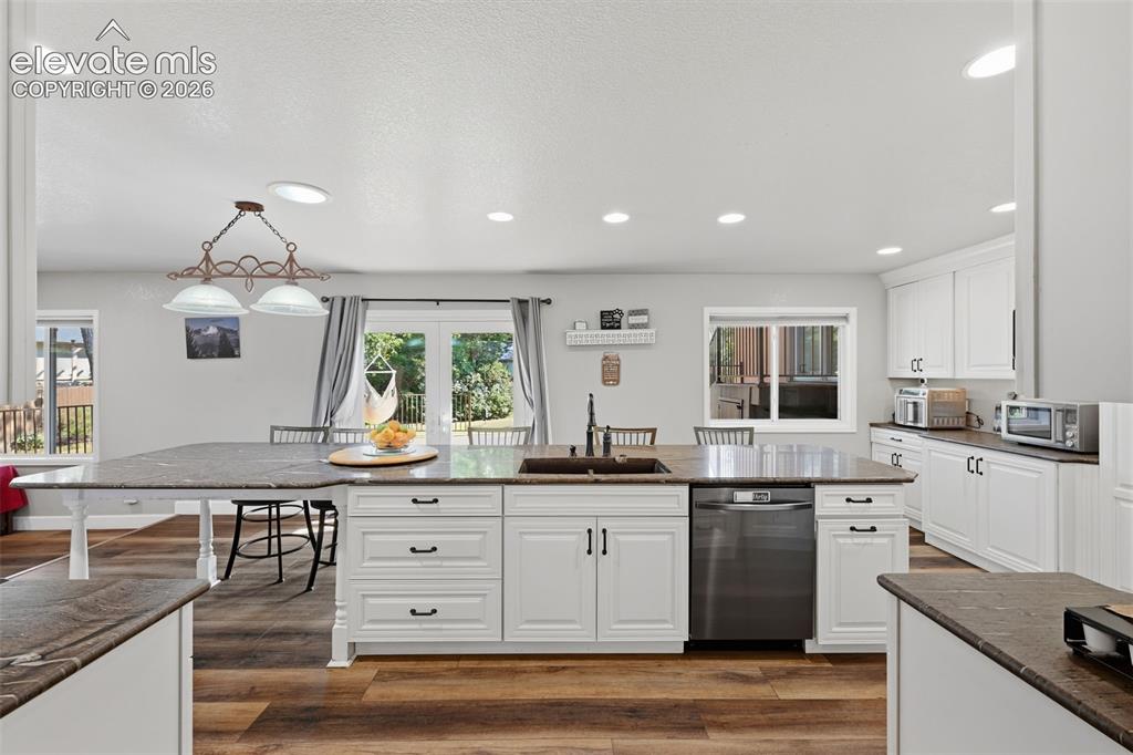 Image 15 of 47: Kitchen