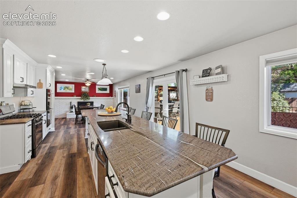 Image 16 of 47: Kitchen
