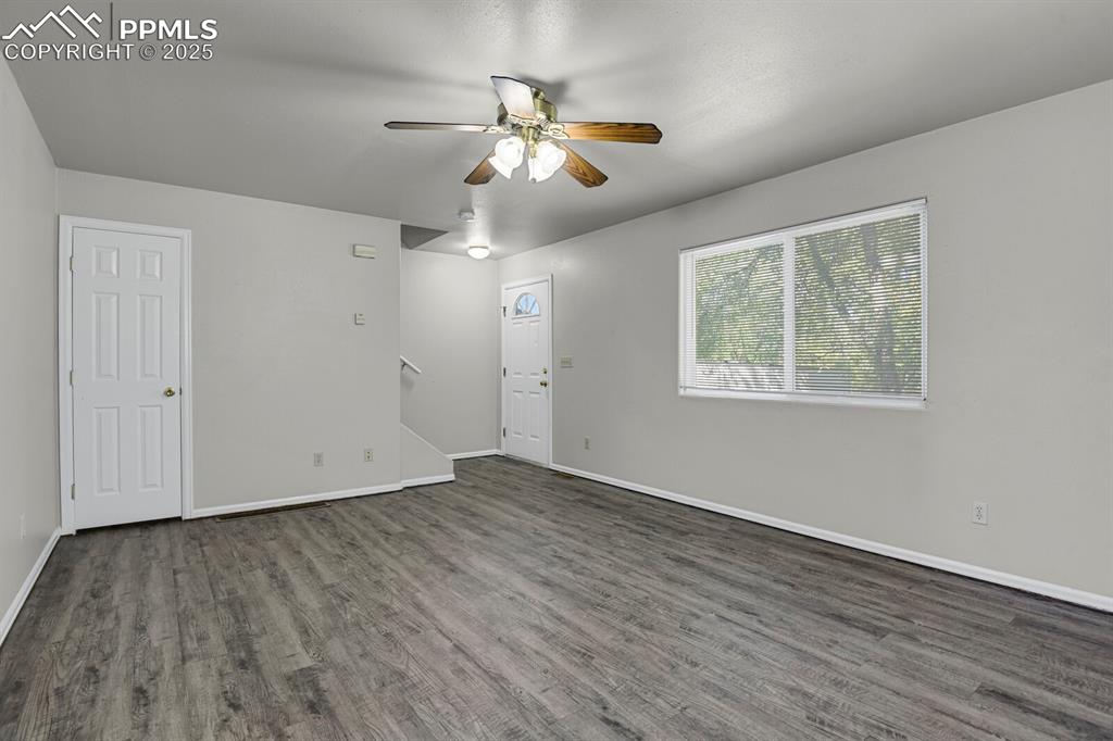 Image 20 of 30: Living Room