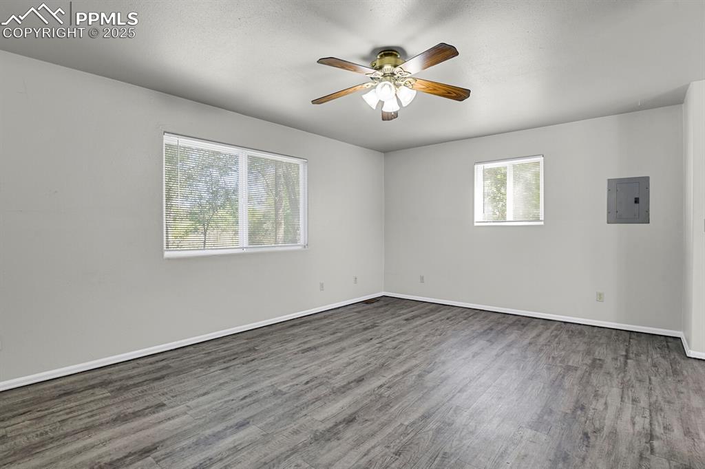 Image 21 of 30: Living Room