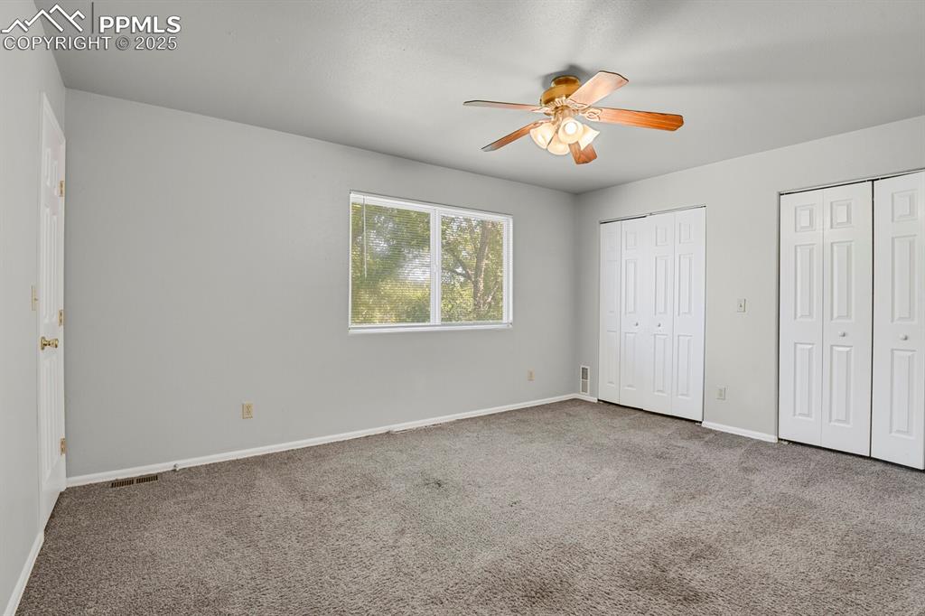 Image 26 of 30: Bedroom