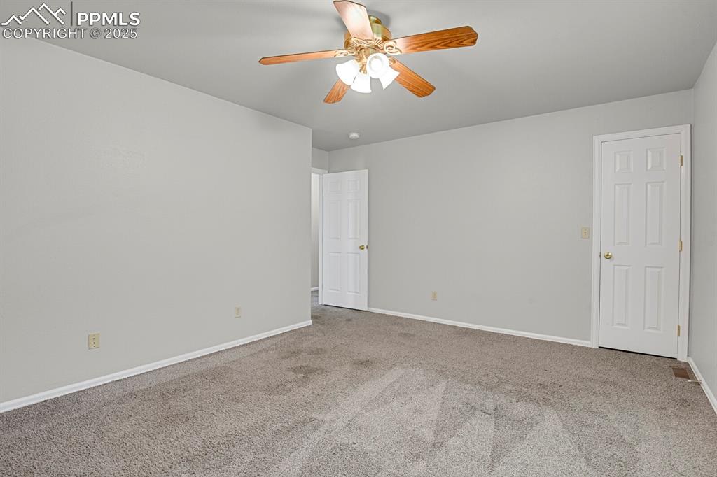 Image 27 of 30: Bedroom