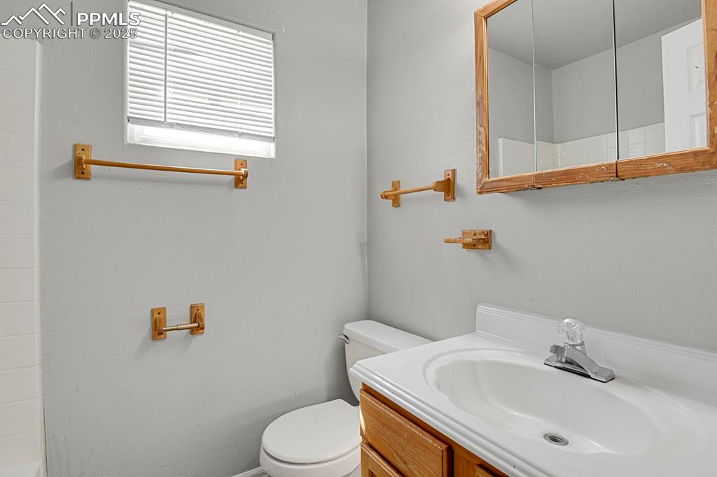 Image 28 of 30: Bathroom