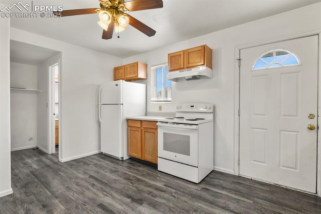 Image 3 of 30: Kitchen