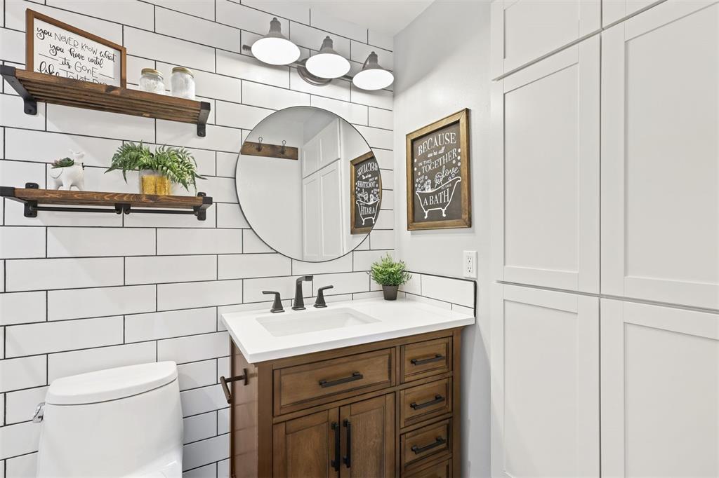 Image 11 of 43: Bathroom