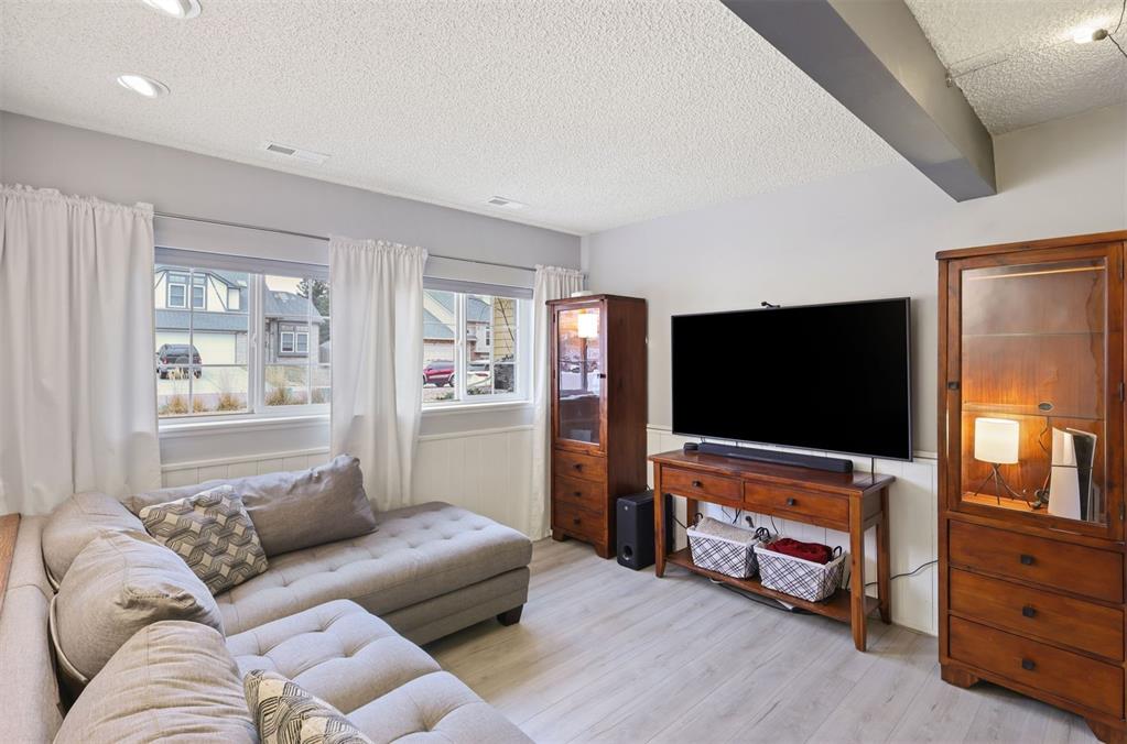 Image 16 of 43: Living Room