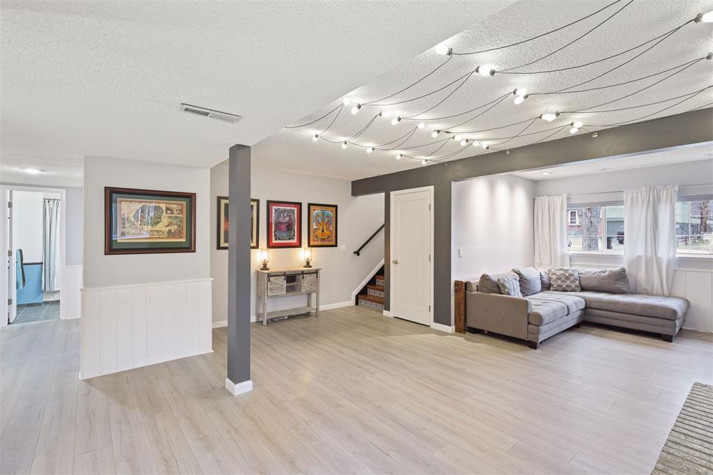 Image 18 of 43: Living Room