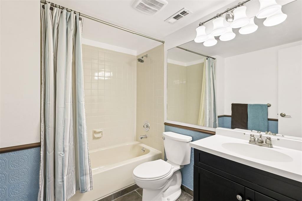 Image 23 of 43: Bathroom