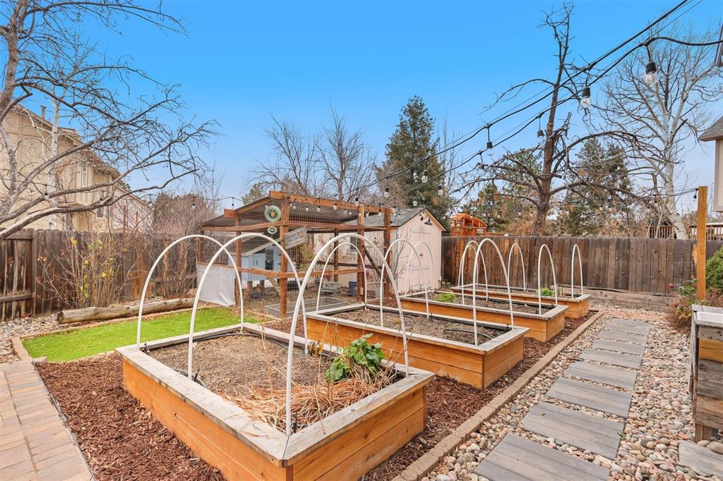 Image 27 of 43: Yard