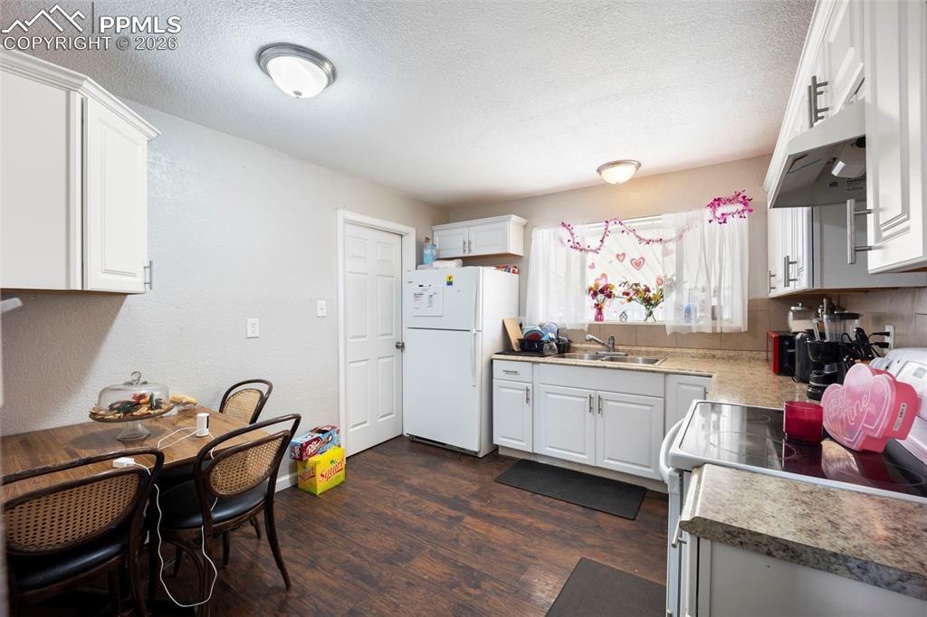 Image 10 of 46: Kitchen