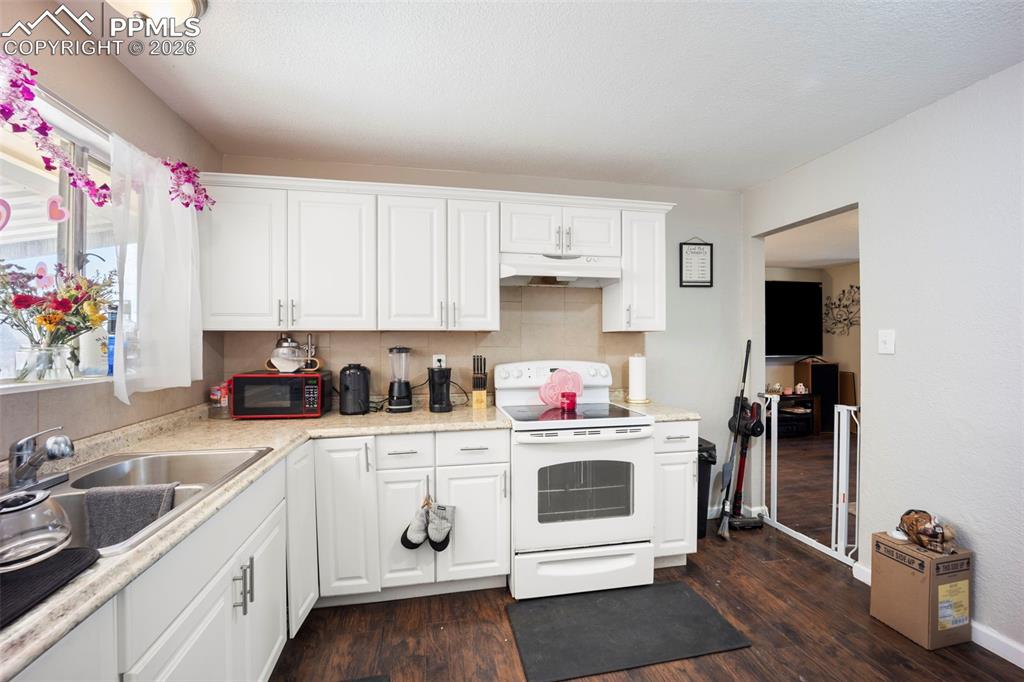 Image 13 of 46: Kitchen