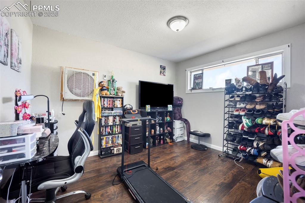 Image 16 of 46: Bedroom