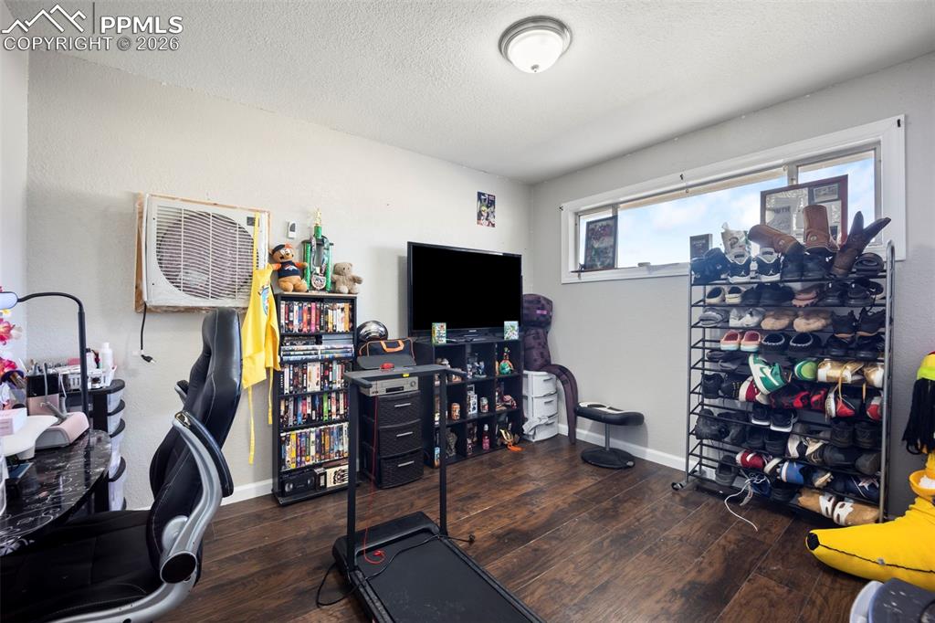 Image 17 of 46: Bedroom