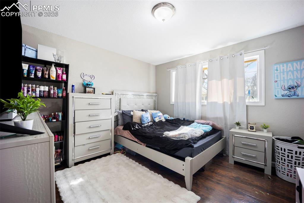 Image 21 of 46: Bedroom