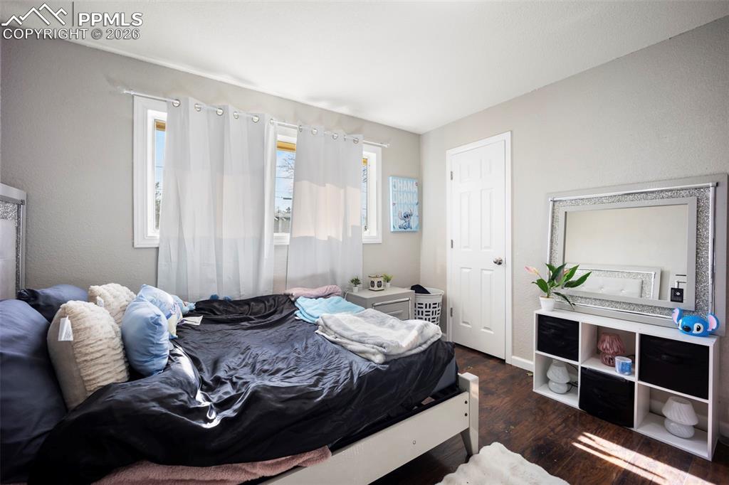 Image 23 of 46: Bedroom