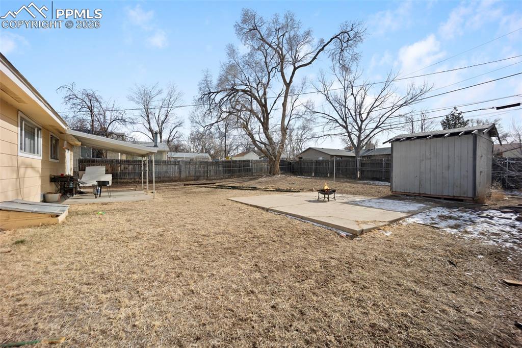 Image 32 of 46: Yard