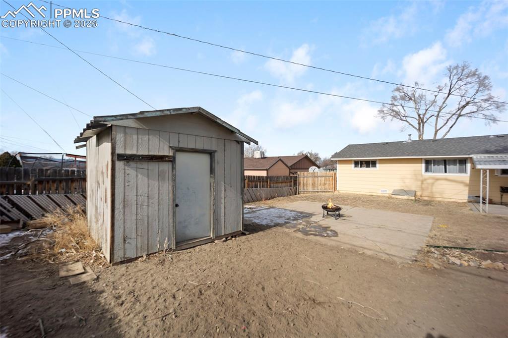 Image 33 of 46: Yard