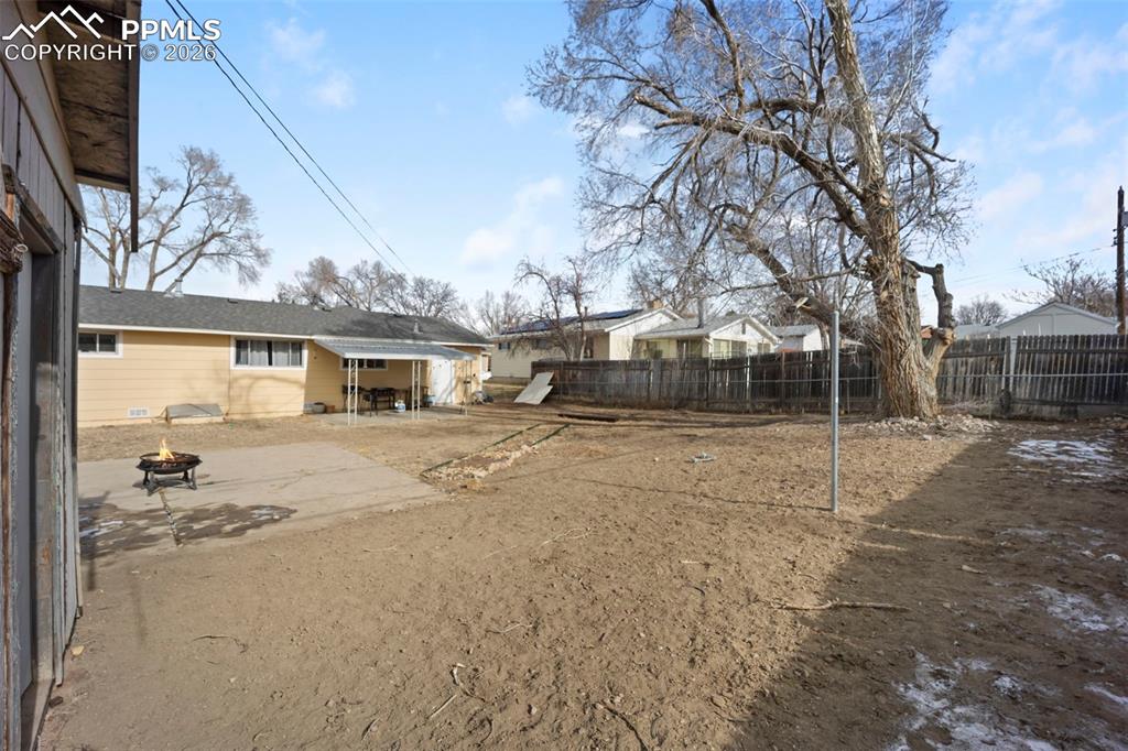 Image 34 of 46: Yard