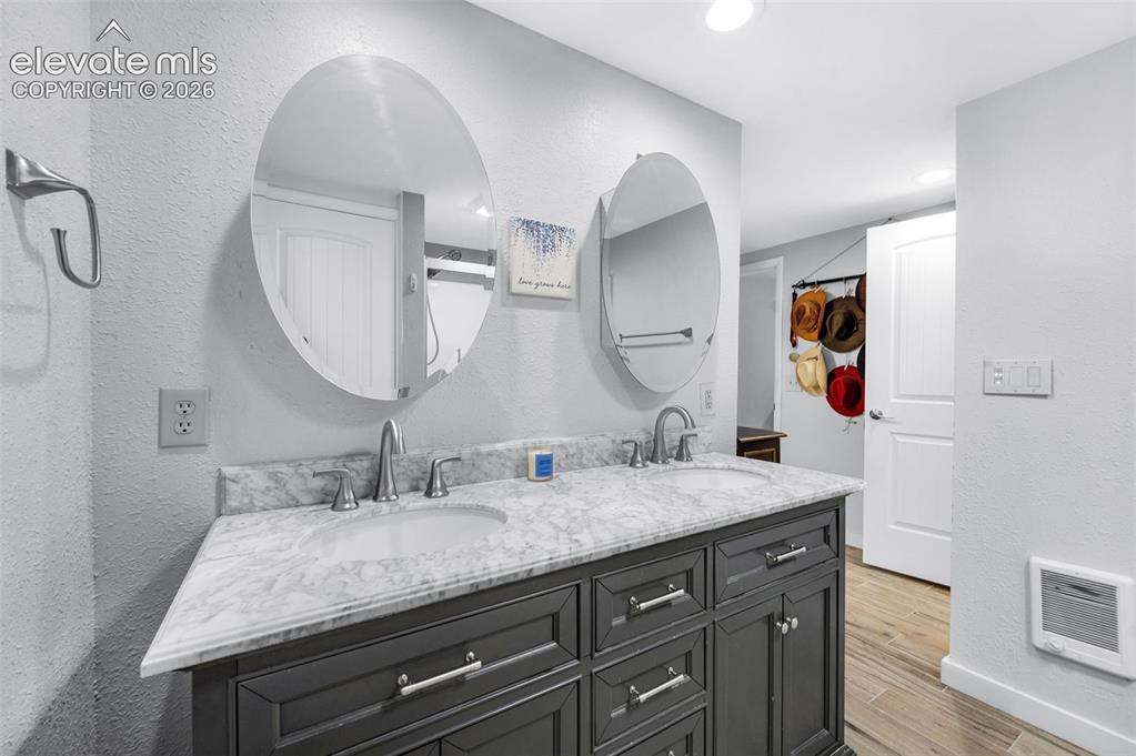 Image 36 of 48: Bathroom