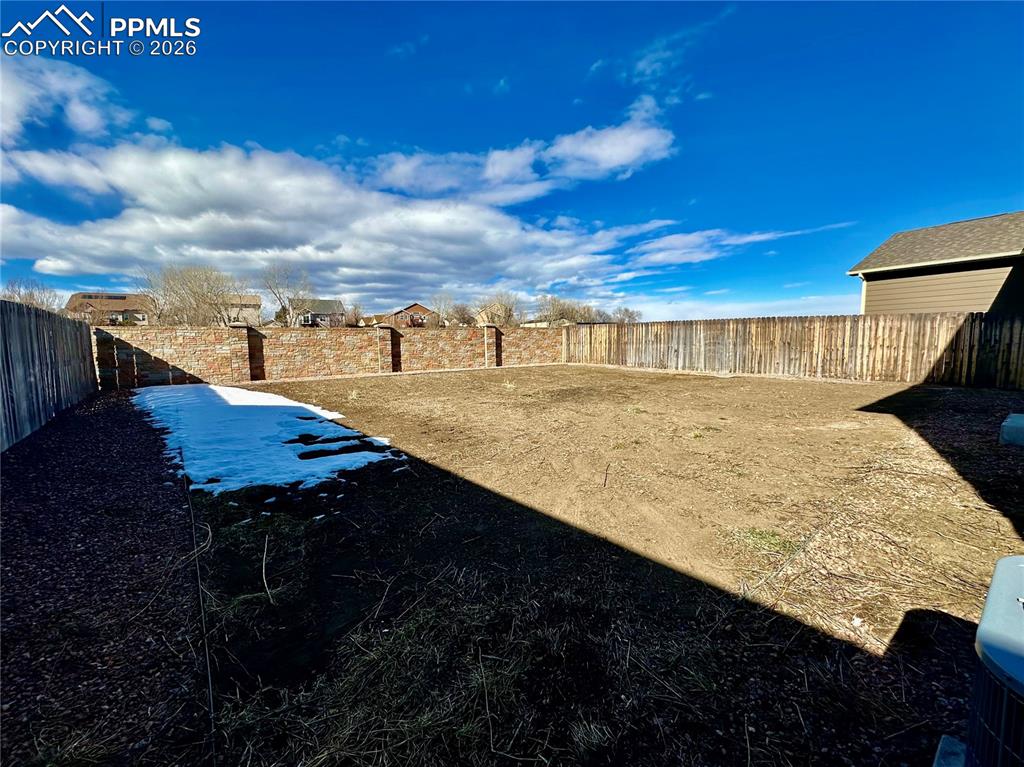 Image 21 of 22: Yard