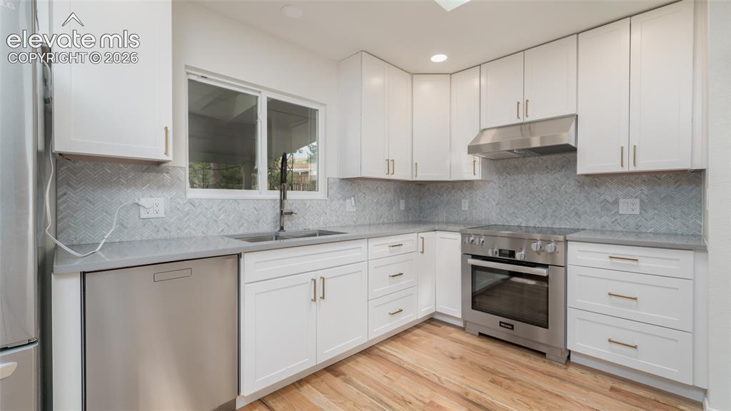 Image 10 of 35: Kitchen
