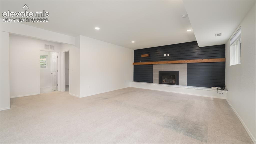 Image 19 of 35: Living Room