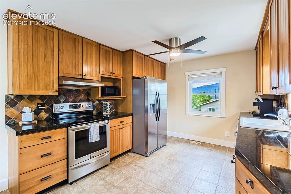 Image 6 of 37: Kitchen