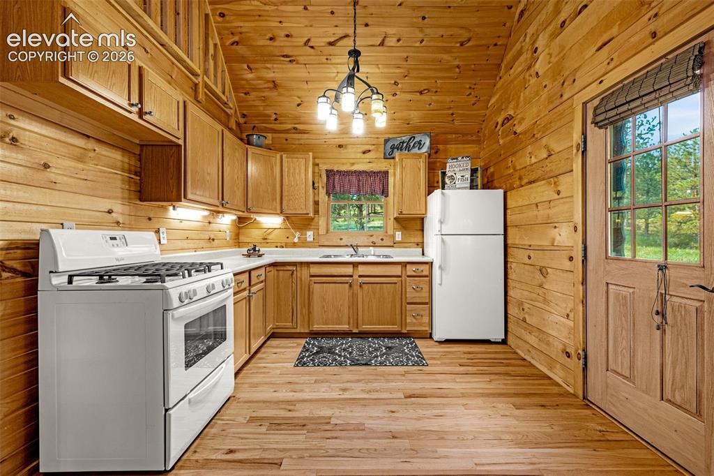 Image 12 of 40: Kitchen