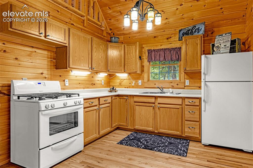 Image 13 of 40: Kitchen