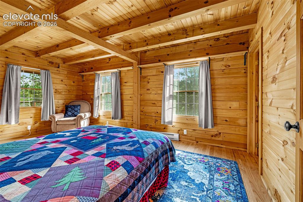 Image 15 of 40: Bedroom