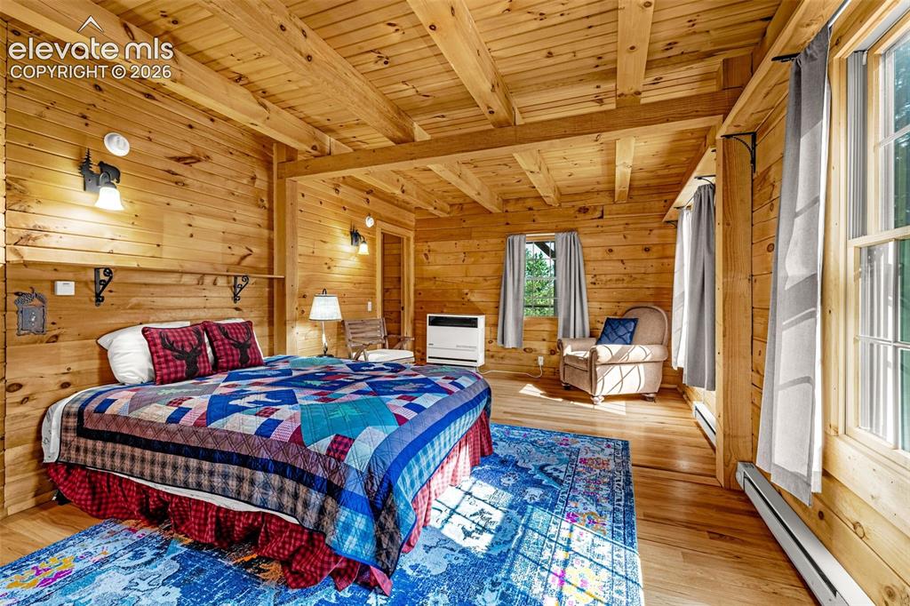 Image 17 of 40: Bedroom