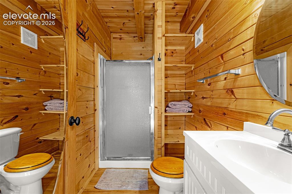 Image 18 of 40: Bathroom