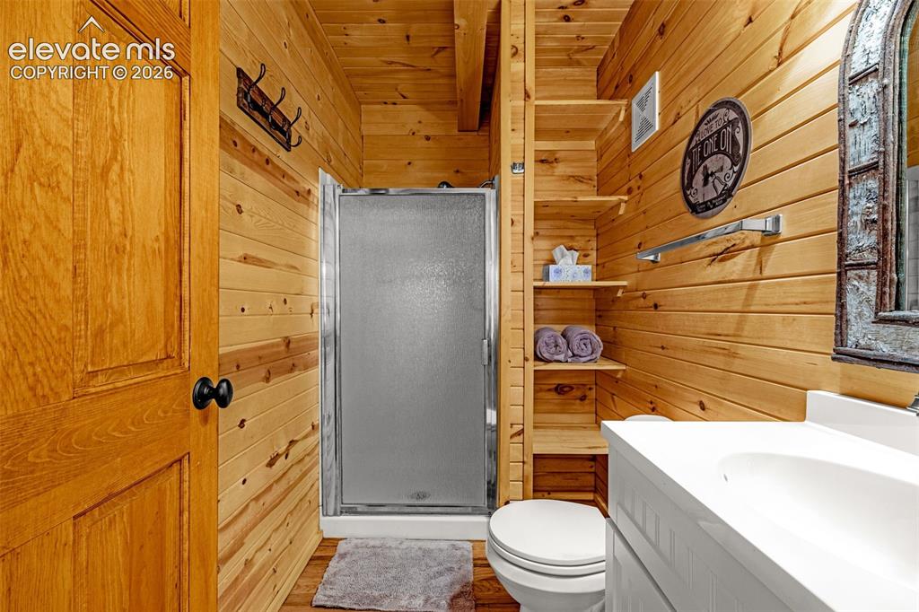Image 19 of 40: Bathroom