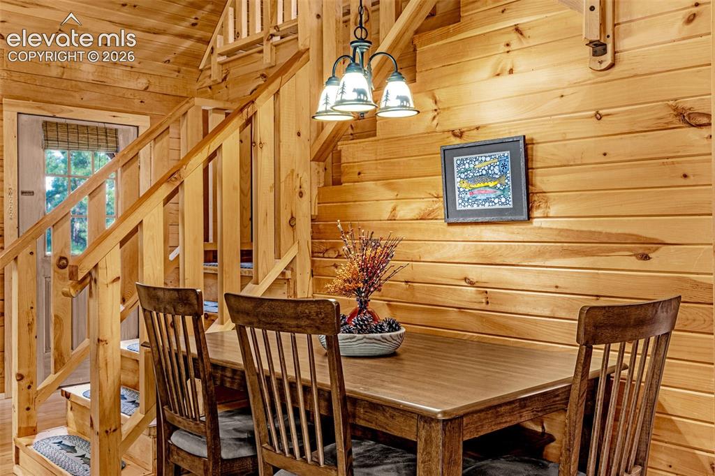 Image 8 of 40: Dining Area