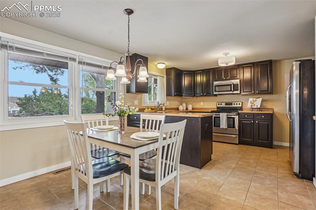 Image 13 of 38: Dining Area