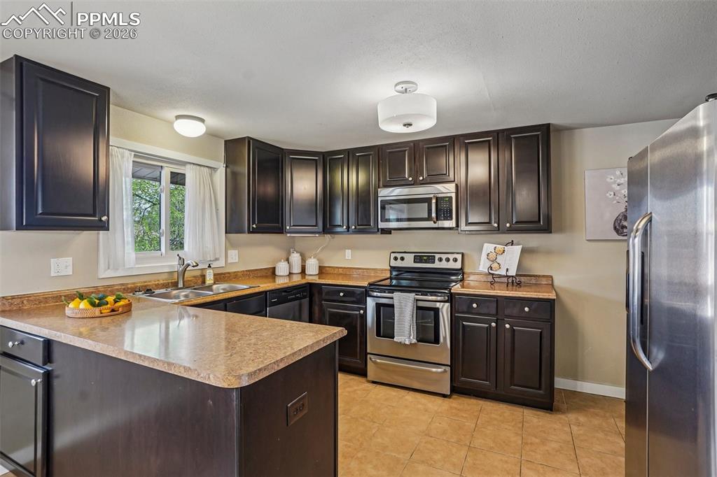 Image 14 of 38: Kitchen